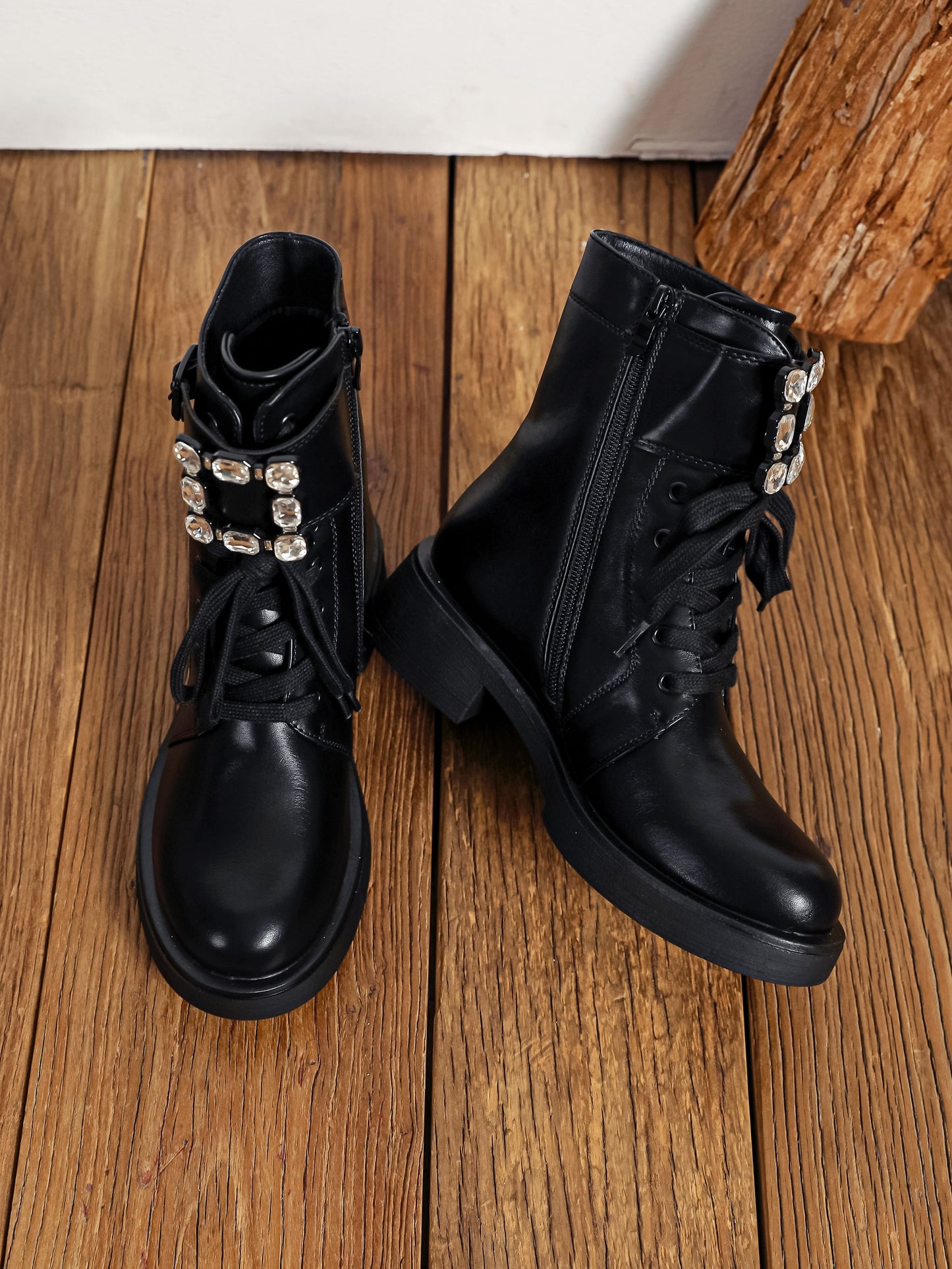 Combat boots anfibi in ecopelle, caratterizzati da strass decorativi.

Dettagli prodotto
• Made in China
• Materiali: Vegano (Materiali sintetici)