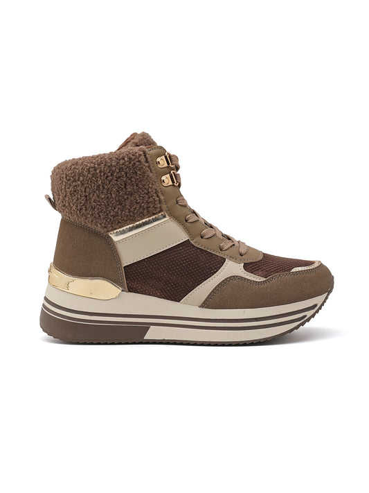 Sneaker high-top in nuovi toni autunnali, rifinita con bordo in eco-pelliccia e suola spessa a righe per un look distintivo.

Dettagli prodotto
• Made in China
• Materiali: Vegano (Materiali sintetici)