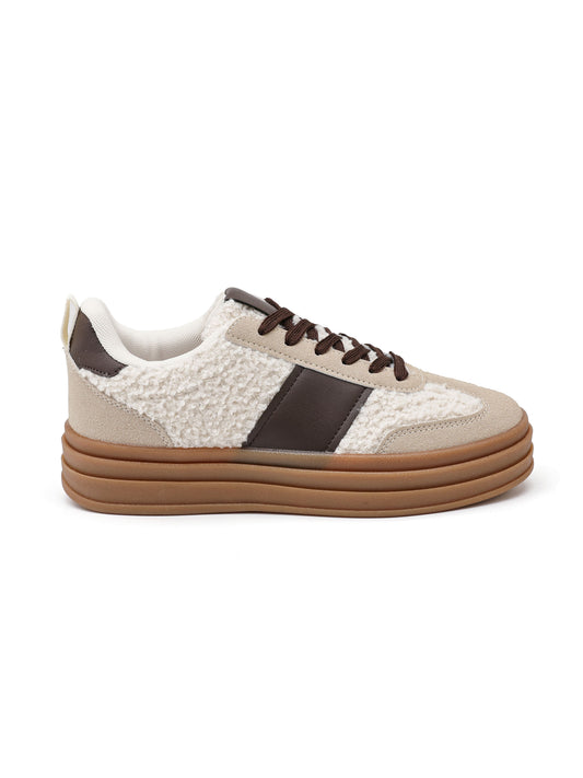 Sneaker in ecopelliccia, dettagli e lacci in nuovi toni autunnali, suola alta in gomma.

Dettagli prodotto
• Made in China
• Materiali: Vegano (Materiali sintetici)