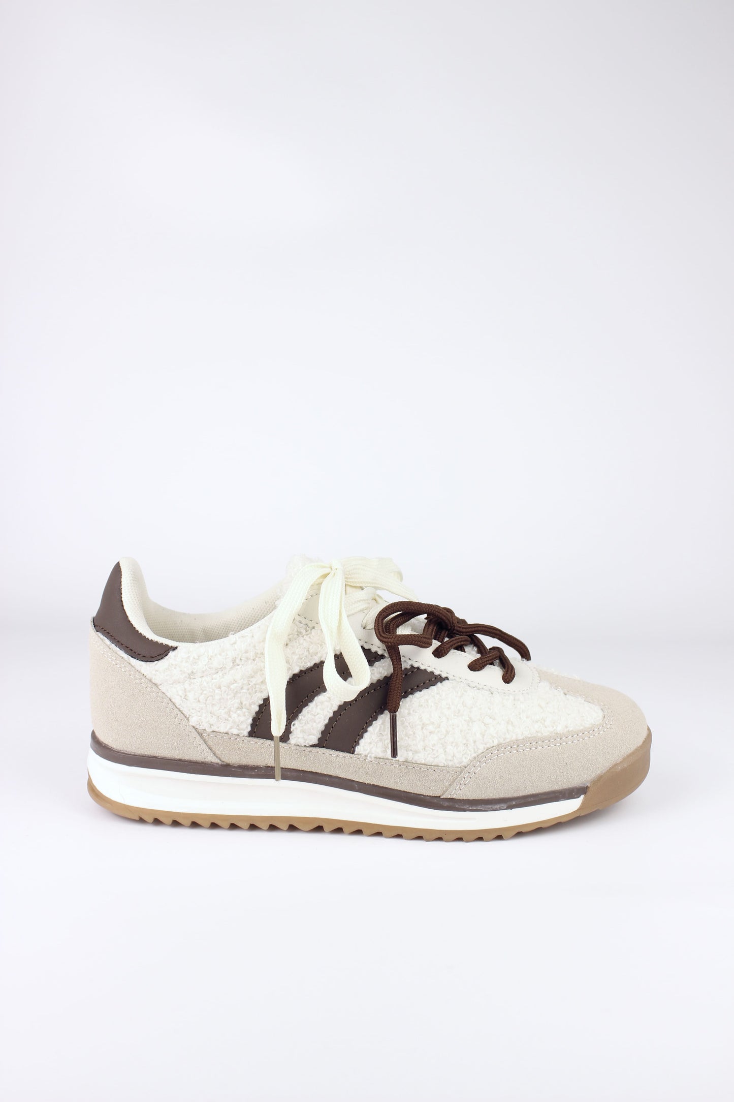 Sneaker bicolore in nuovi toni autunnali, tomaia in ecopelliccia e ecopelle. Suola bianca leggera, con lacci a due tonalità.

Dettagli prodotto
• Made in China
• Materiali: Vegano (Materiali sintetici)