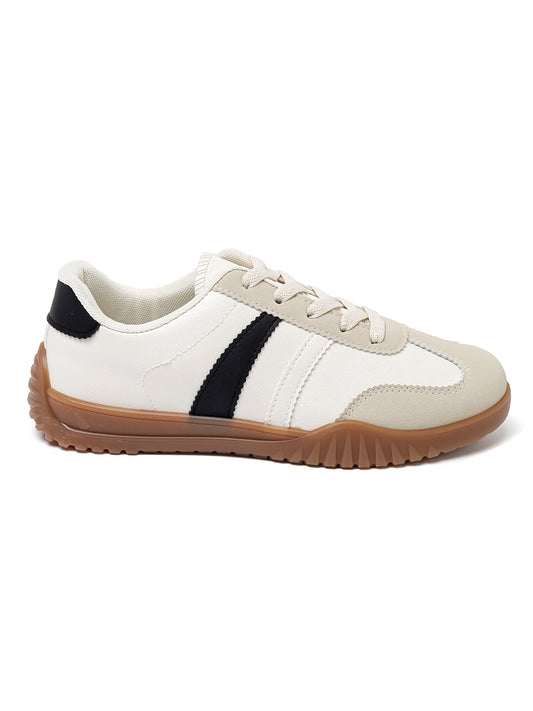 Sneakers bianche ISABAC con accenti in pelle scamosciata vegana beige, suola marrone testurizzata e design con allacciatura.