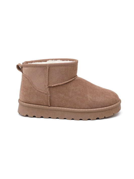 Stivaletto ISABAC in tessuto scamosciato, suola piatta, foderato in shearling bianco per garantire comfort e calore.

Dettagli prodotto
• Made in China
• Materiali: Vegano (Materiali sintetici)