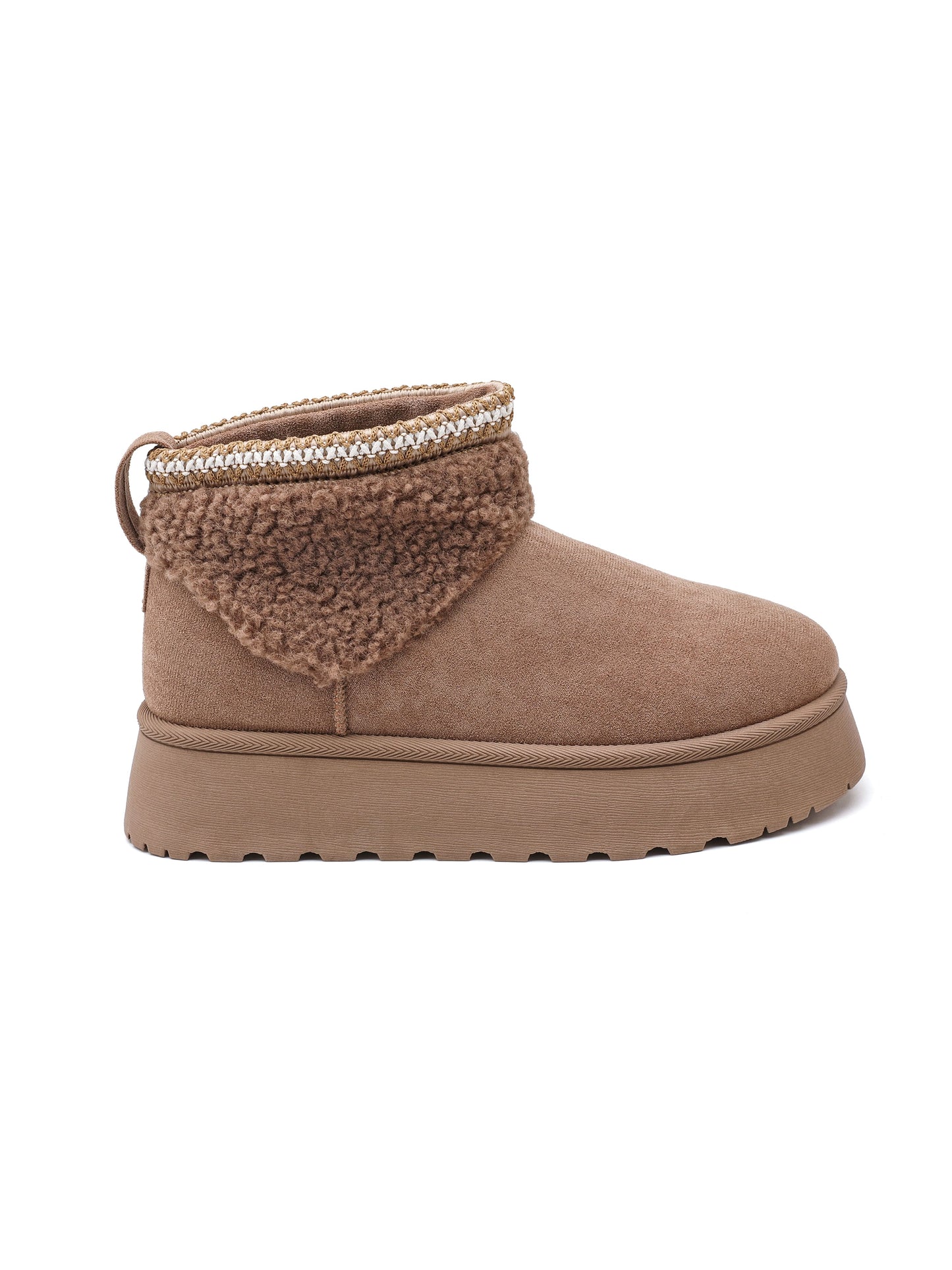 Stivaletto in tessuto scamosciato, finiture in shearling, suola spessa e dettagli intrecciati sulla caviglia.

Dettagli prodotto
• Made in China
• Materiali: Vegano (Materiali sintetici)