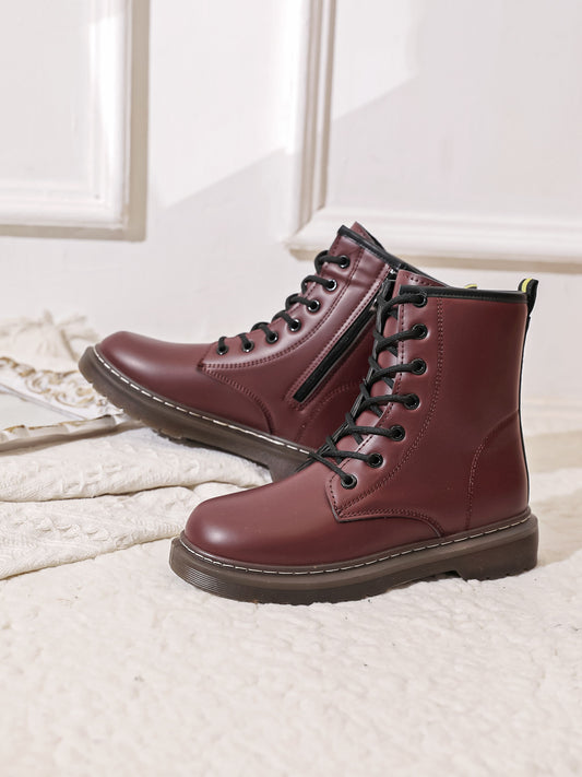 Combat boots anfibi in ecopelle, lacci frontali, suola nera in gomma.

Dettagli prodotto
• Made in China
• Materiali: Vegano (Materiali sintetici)