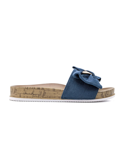 Sandalo ISABAC in ecopelle scamosciata, soletta in sughero, fondo bianco, dettaglio fiocco oversize sulla fascia superiore.

Dettagli prodotto
• Made in China
• Materiali: Vegano (Materiali sintetici)