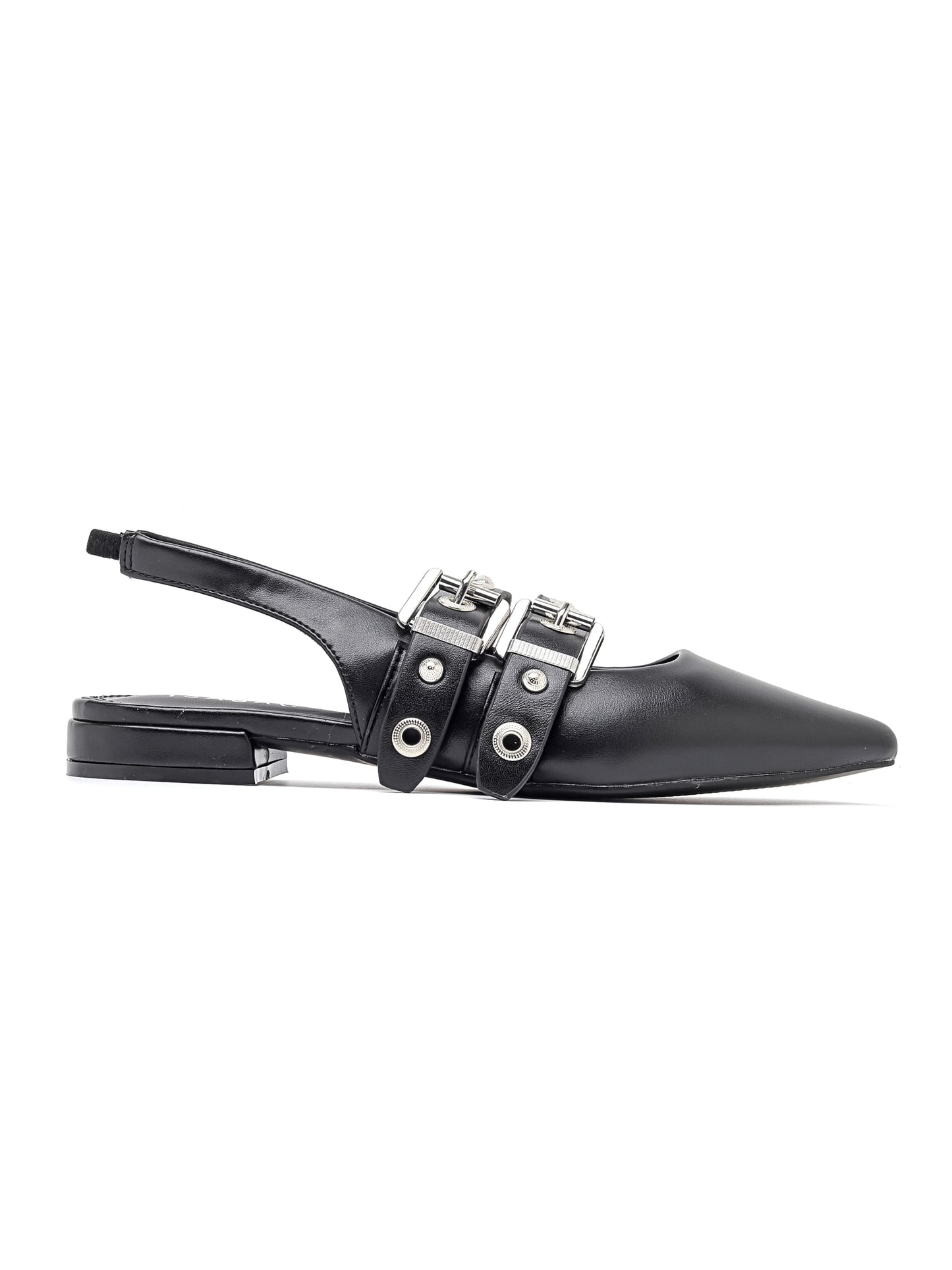 Scarpa slingback nera a punta, realizzata con dettagli di fibbie argentate e occhielli.