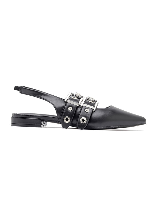 Scarpa slingback nera a punta, realizzata con dettagli di fibbie argentate e occhielli.
