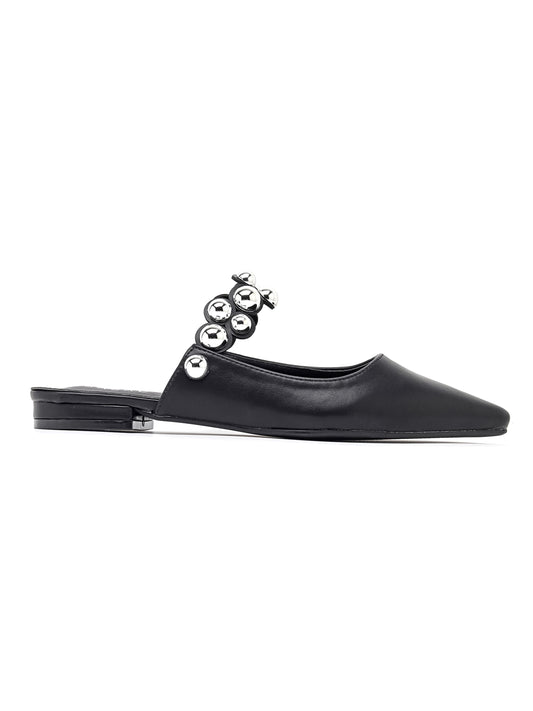 Mule piatto in ecopelle, caratterizzato da una fascia decorativa impreziosita da sfere metalliche.

Dettagli prodotto
• Made in China
• Materiali: Vegano (Materiali sintetici)