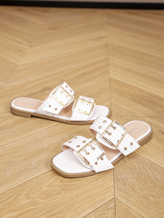 Sandalo con fibbie dorate regolabili, sottile suola piatta.