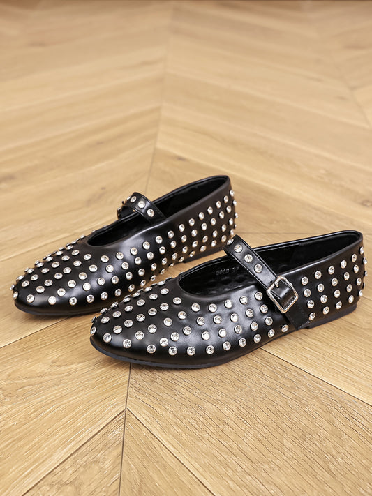 Ballerina Mary Jane in ecopelle, impreziosita da diamanti tono su tono. Presenta cinturino con fibbie in metallo e suola piatta.

Dettagli prodotto
• Made in China
• Materiali: Vegano (Materiali sintetici)