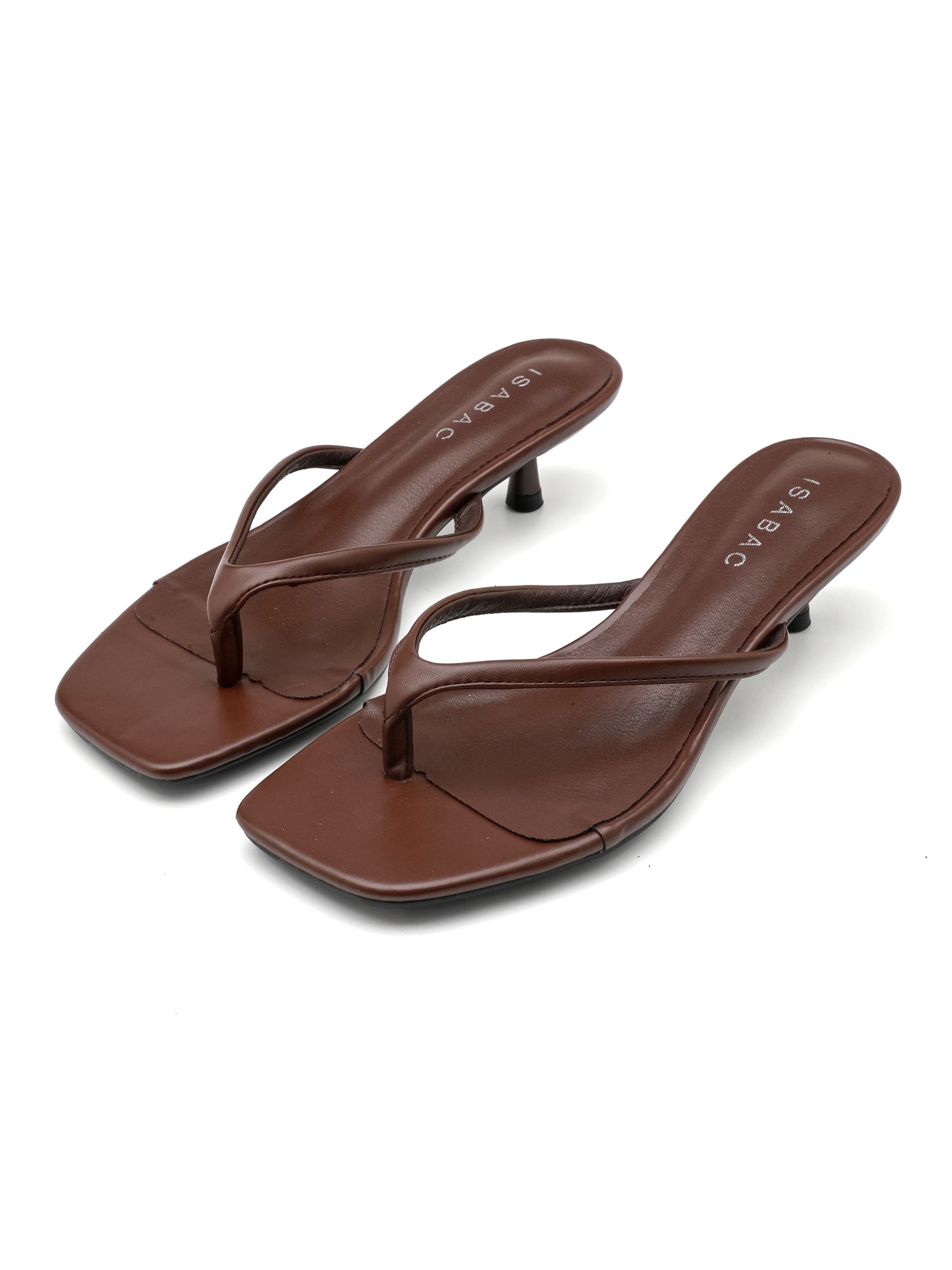 Sandalo ISABAC con tacco, design a infradito, punta squadrata e sottili cinturini in ecopelle.

Dettagli prodotto
• Made in China
• Materiali: Vegano (Materiali sintetici)