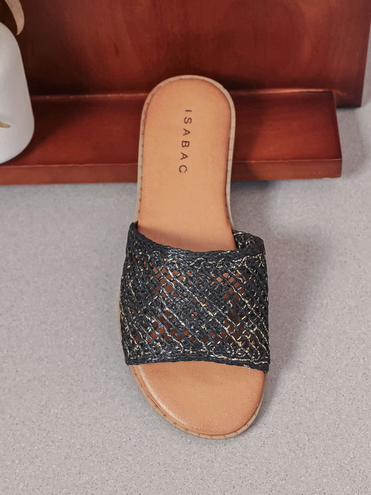 Sandalo intrecciato con filamenti in oro metalizzato.
