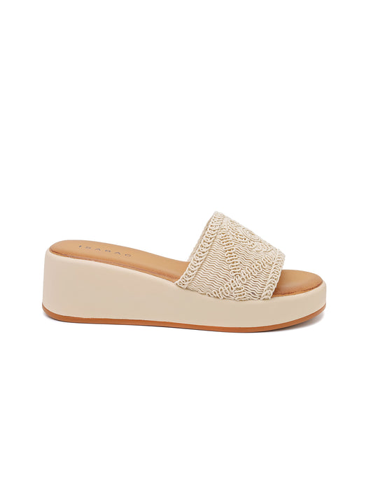 Sandalo Platform: sandalo con fascetta intrecciata con zeppa.