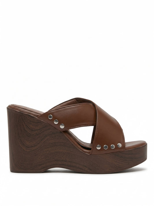 Sandalo zeppa ISABAC con fasce in ecopelle incrociate, borchie metalliche e tacco platform effetto legno.

Dettagli prodotto
• Made in China
• Materiali: Vegano (Materiali sintetici)