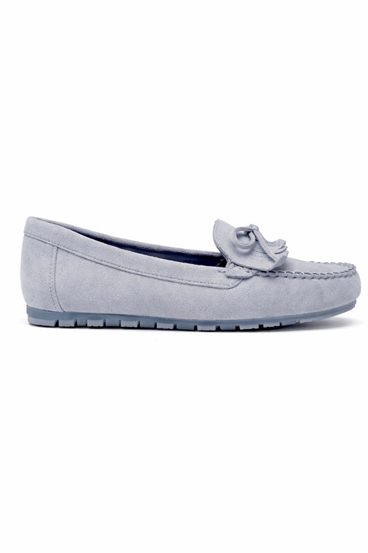 Mocassino ISABAC in ecocamoscio, dettagli fiocco, cuciture a vista e suola in gomma.

Dettagli prodotto
• Made in China
• Materiali: Vegano (Materiali sintetici)