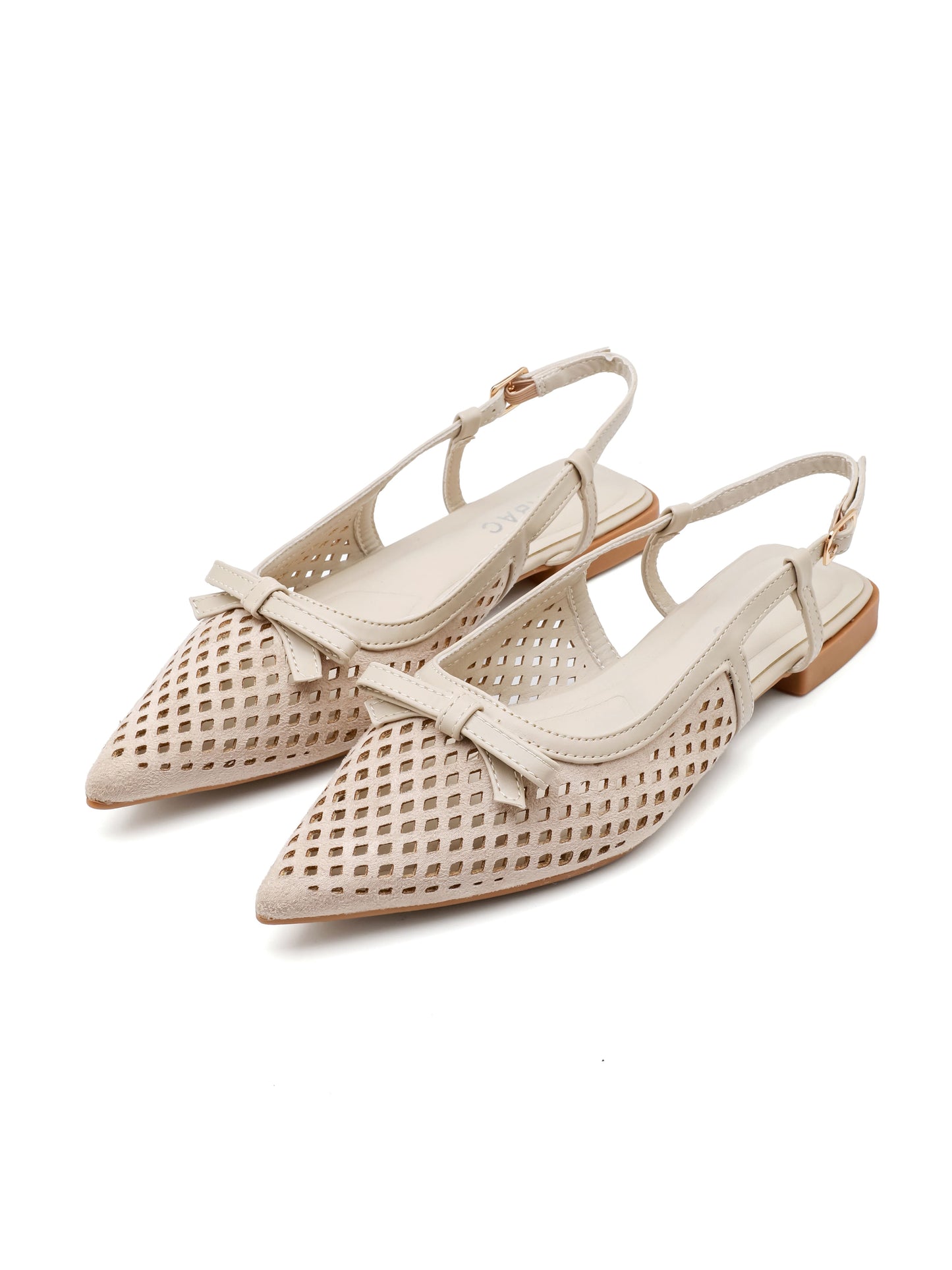 Ballerine slingback ISABAC in ecopelle, punta affusolata, motivo traforato e piccoli fiocchi decorativi sul davanti.

Dettagli prodotto
• Made in China
• Materiali: Vegano (Materiali sintetici)