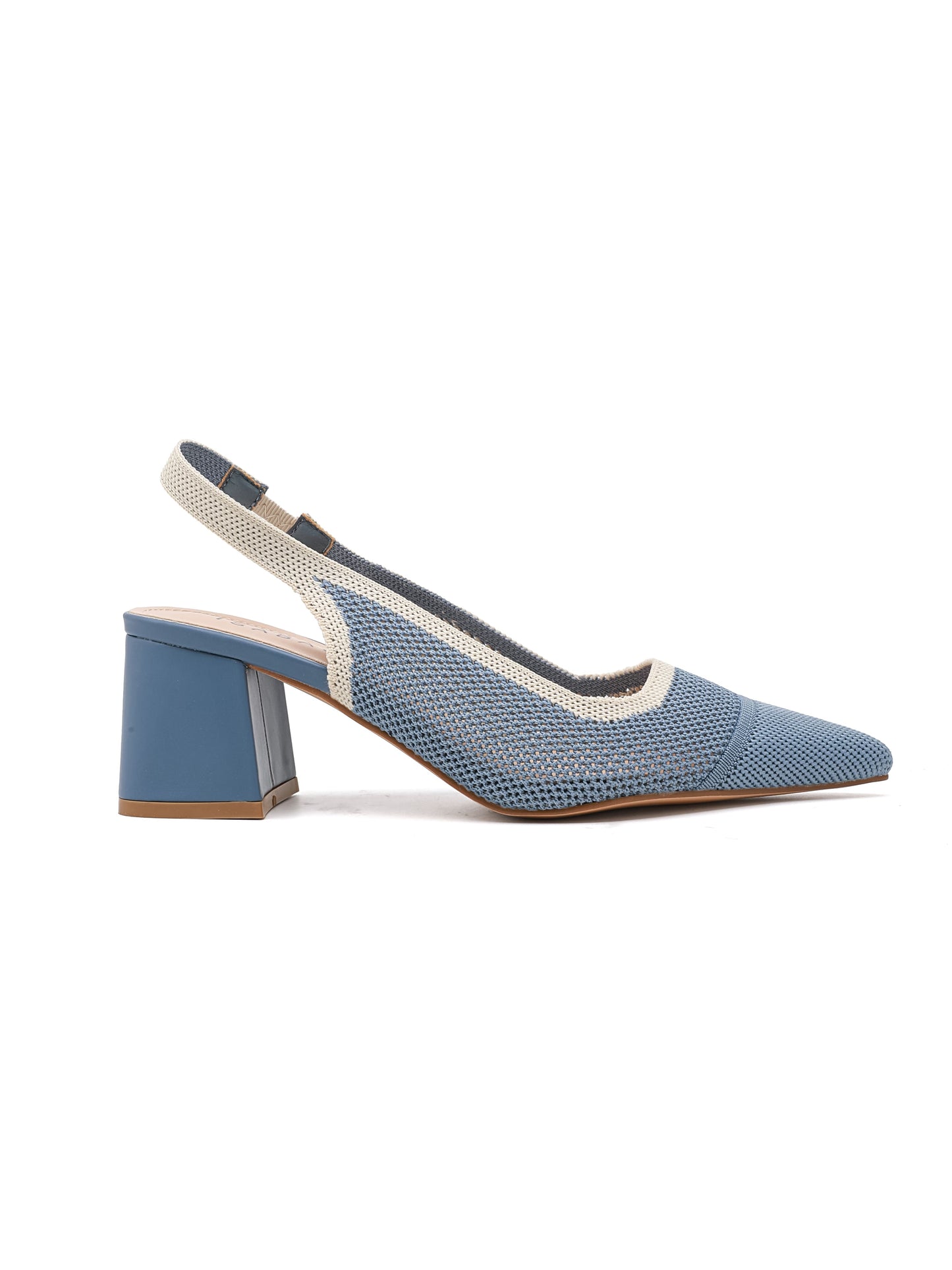Slingback ISABAC in maglia strutturata, tacco largo stabile, rifiniture bianche distintive.

Dettagli prodotto
• Made in China
• Materiali: Vegano (Materiali sintetici)