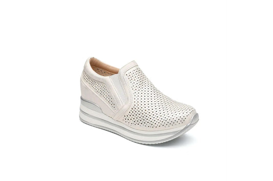 Sneakers slip-on ISABAC con suola spessa bicolore e tomaia  in pelle vegana metallizzata traforata. Fasce elastiche facilitano la calzata.


Dettagli prodotto
• Made in China
• Materiali: Vegano (Materiali sintetici)