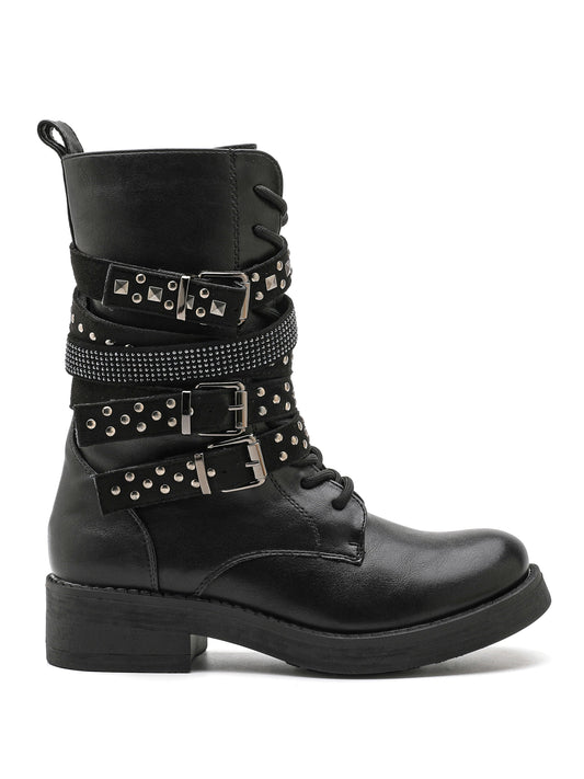 Stivaletto combat donna in ecopelle, decorato con fibbie decorative, borchie e cinturini. Fondo robusto con tacco basso e suola carrarmato; chiusura frontale stringata.

Dettagli prodotto
• Made in China
• Materiali: Vegano (Materiali sintetici)