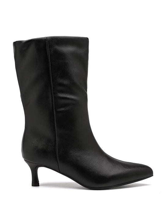 Stivaletto in ecopelle, altezza metà polpaccio, punta affusolata e tacco basso e stretto, stile raffinato.

Dettagli prodotto
• Made in China
• Materiali: Vegano (Materiali sintetici)