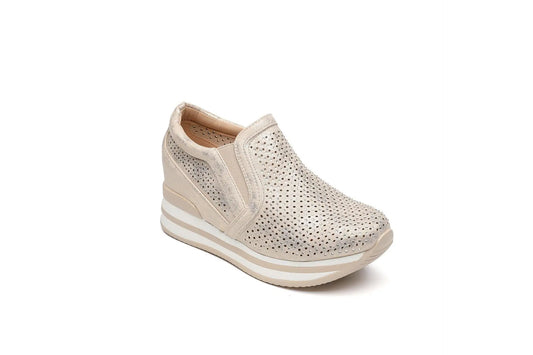 Sneakers slip-on ISABAC con suola spessa bicolore e tomaia  in pelle vegana metallizzata traforata. Fasce elastiche facilitano la calzata.


Dettagli prodotto
• Made in China
• Materiali: Vegano (Materiali sintetici)