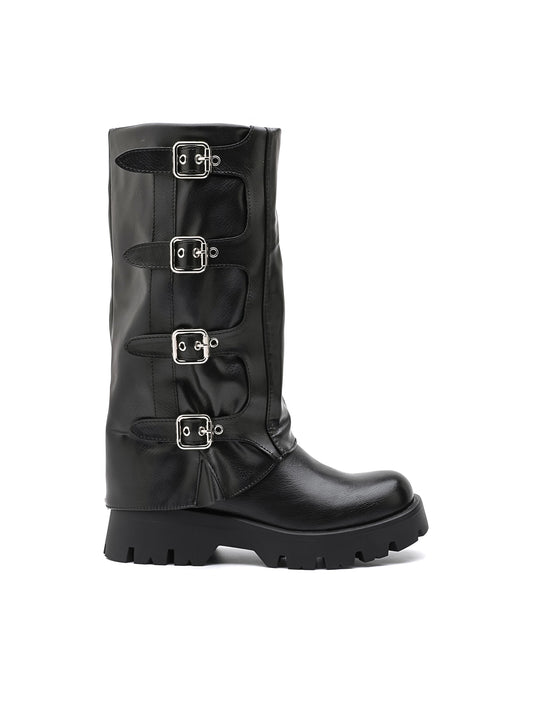 Stivale decorato con quattro fibbie argento e suola chunky in gomma.

Dettagli prodotto
• Made in China
• Materiali: Vegano (Materiali sintetici)