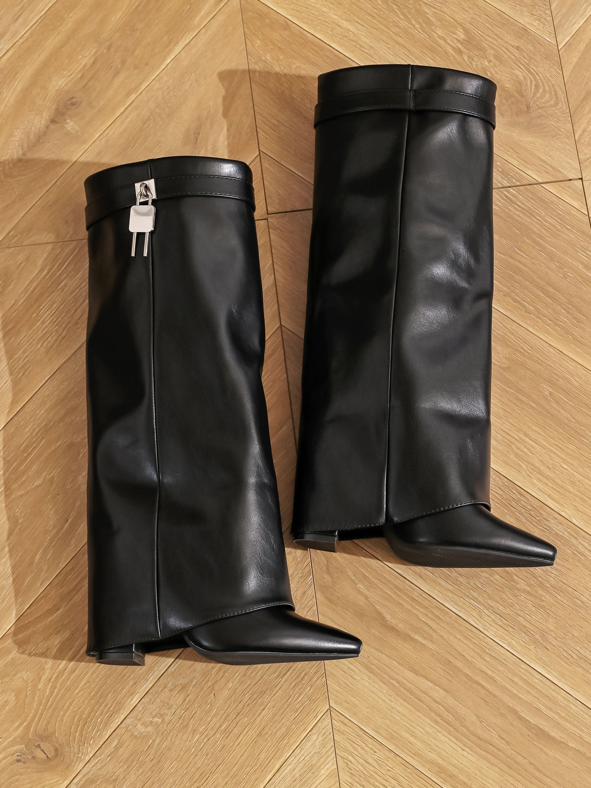 Stivali alti a tubo in ecopelle, punta affusolata. Design elegante e lineare, tomaia liscia, suola sottile.

Dettagli prodotto
• Made in China
• Materiali: Vegano (Materiali sintetici)