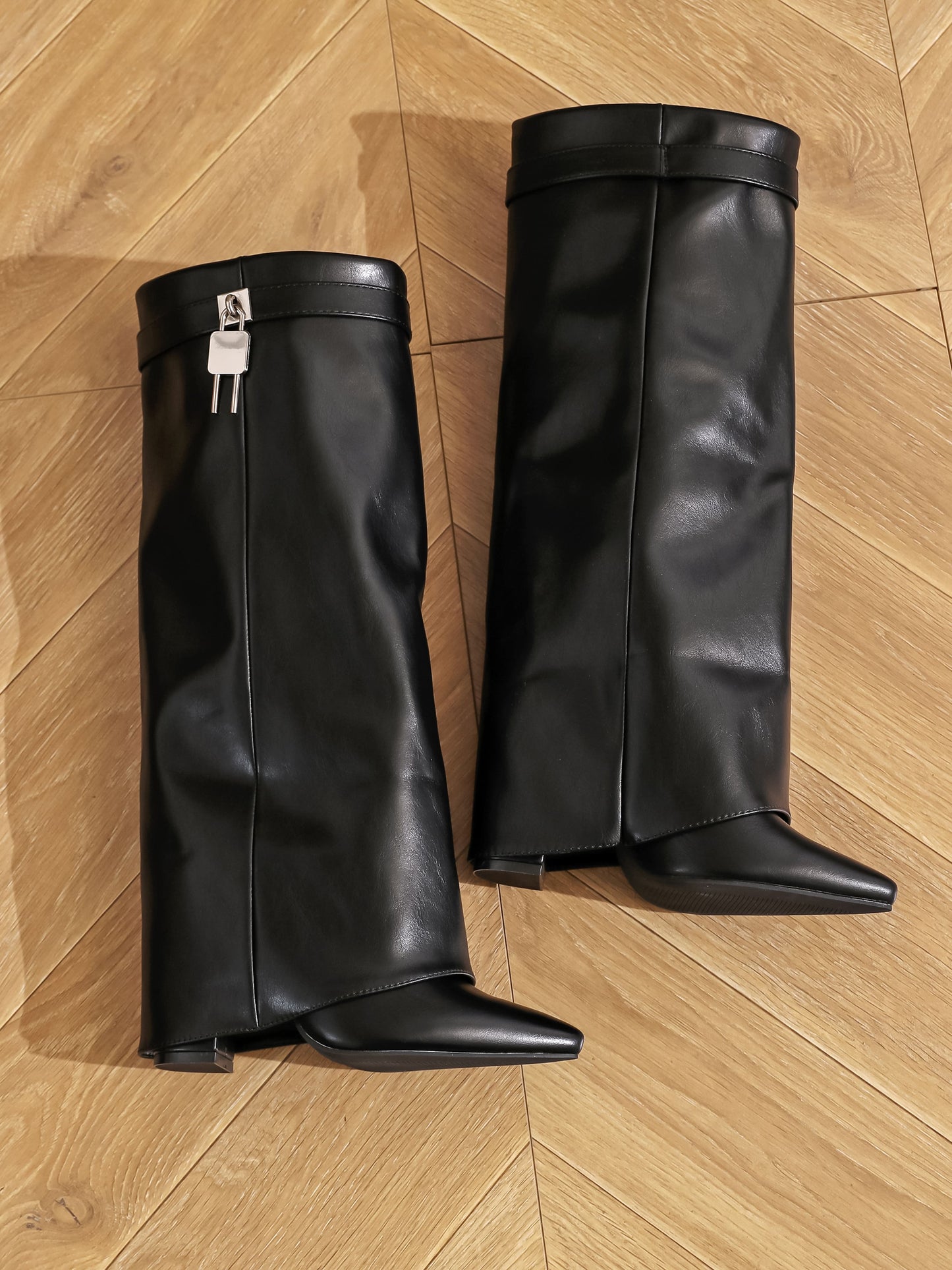 Stivali alti a tubo in ecopelle, punta affusolata. Design elegante e lineare, tomaia liscia, suola sottile.

Dettagli prodotto
• Made in China
• Materiali: Vegano (Materiali sintetici)