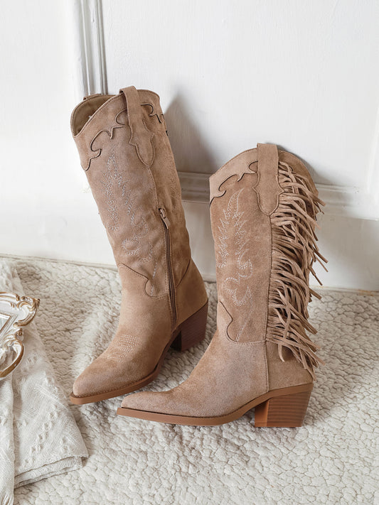 Stivale Texano Cowboy ISABAC in ecopelle scamosciata con dettagli di frange; look di ispirazione western.

Dettagli prodotto
• Made in China
• Materiali: Vegano (Materiali sintetici)