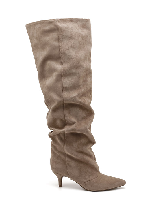 Stivale alto al ginocchio in morbida ecopelle scamosciata, punta affusolata e tacco basso a rocchetto.

Dettagli prodotto
• Made in China
• Materiali: Vegano (Materiali sintetici)