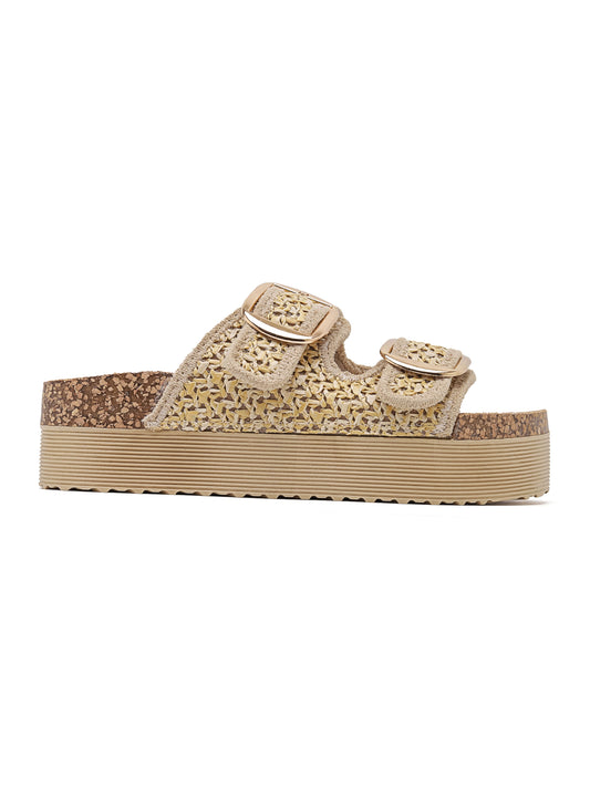 Sandalo con plateau, caratterizzato da un design in rafia intrecciato, doppia chiusura e suola in sughero.