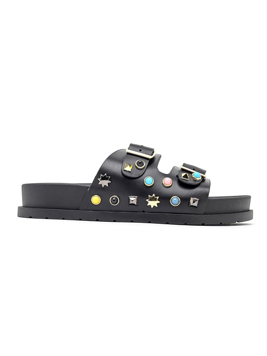 Sandali con accessori da decorazione con stelle colorate e borchie.