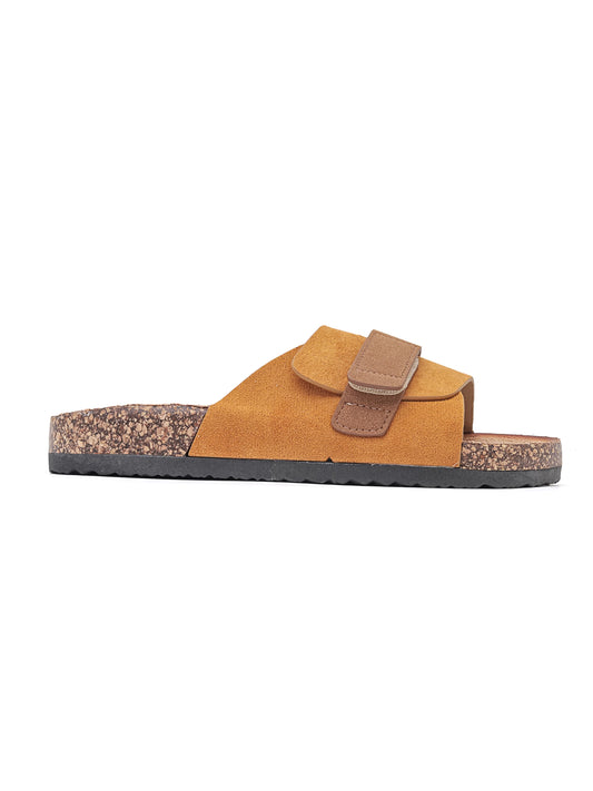 Sandalo slip-on con soletta in sughero per un comfort naturale e cinturino regolabile con fibbia.