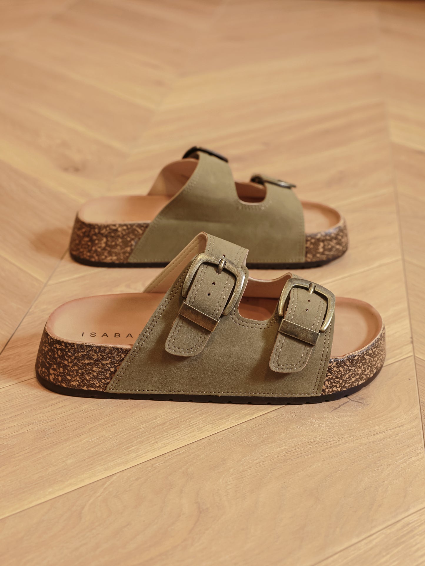Sandali slip-on ISABAC, tomaia con due cinturini a fibbia regolabile e suola in sughero.

Dettagli prodotto
• Made in China
• Materiali: Vegano (Materiali sintetici)
