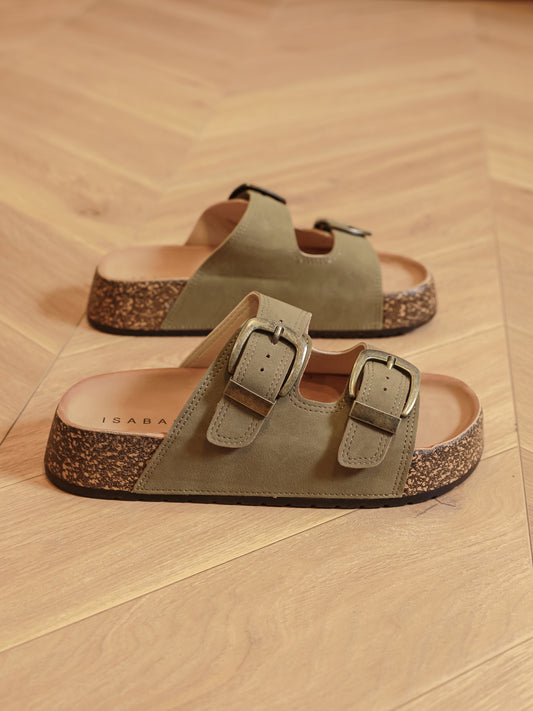 Sandali slip-on ISABAC, tomaia con due cinturini a fibbia regolabile e suola in sughero.

Dettagli prodotto
• Made in China
• Materiali: Vegano (Materiali sintetici)
