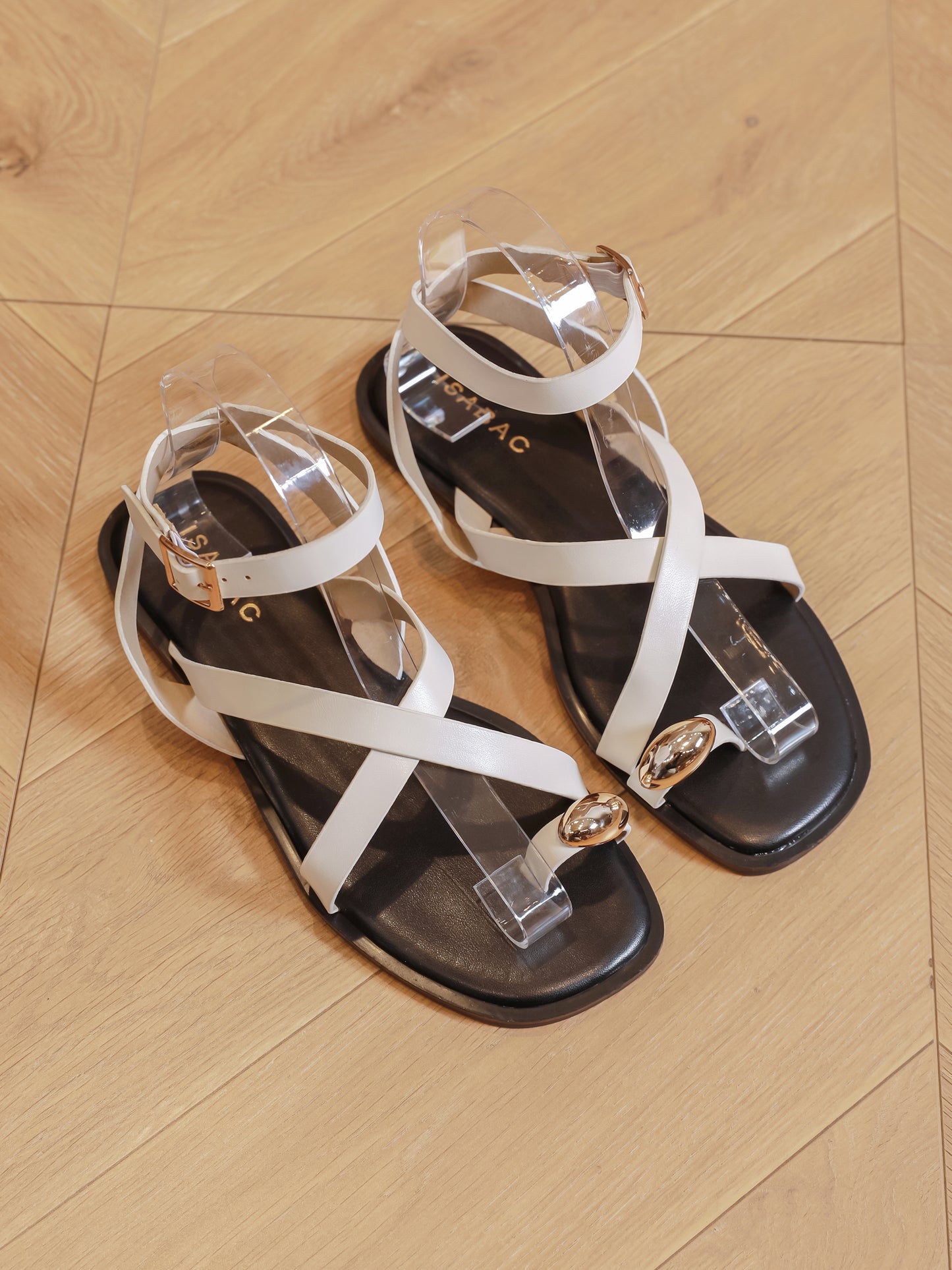 Sandali donna ISABAC, tomaia a listini, cinturino alla caviglia, suola nera a contrasto.

Dettagli prodotto
• Made in China
• Materiali: Vegano (Materiali sintetici)