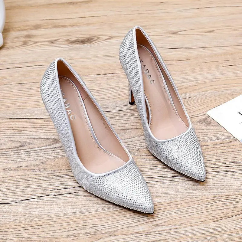 ISABAC décolleté argento con tacco alto, realizzato con materiale satin decorato con strass.

Altezza tacco: 10cm


Dettagli prodotto
• Made in China
• Materiali: Vegano (Materiali sintetici)