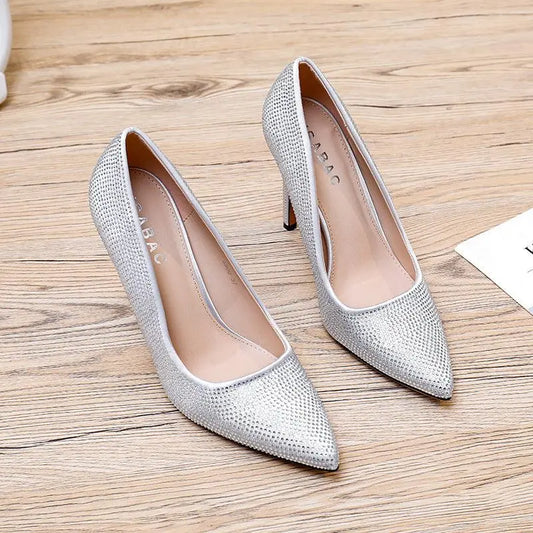 ISABAC décolleté argento con tacco alto, realizzato con materiale satin decorato con strass.

Altezza tacco: 10cm


Dettagli prodotto
• Made in China
• Materiali: Vegano (Materiali sintetici)