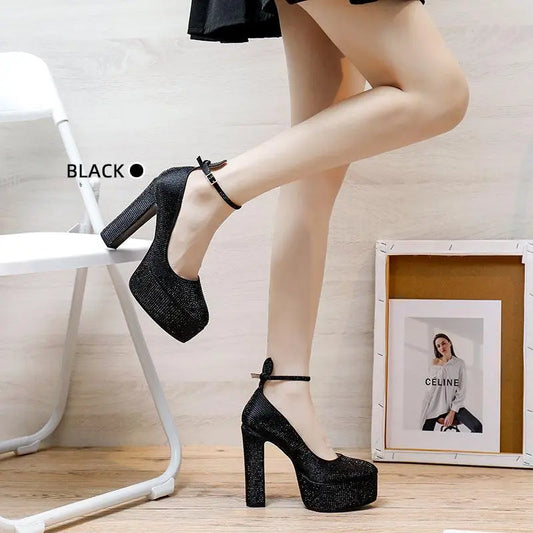 Sandali con tacco alto e plateau ISABAC in glitter con cinturino alla caviglia, realizzato con materiale satin decorato con strass.

Altezza tacco: 10cm


Dettagli prodotto
• Made in China
• Materiali: Vegano (Materiali sintetici)