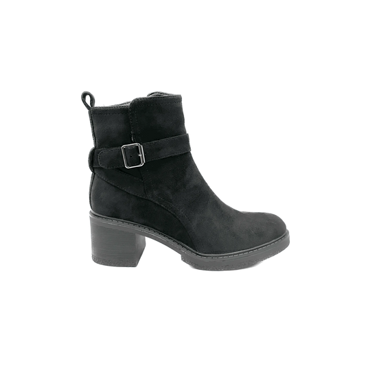 Stivaletto alla caviglia in camoscio vegano con elegante cinturino e fibbia decorativa, tacco largo e linguetta posteriore.


Dettagli prodotto
• Made in China
• Materiali: Vegano (Materiali sintetici)