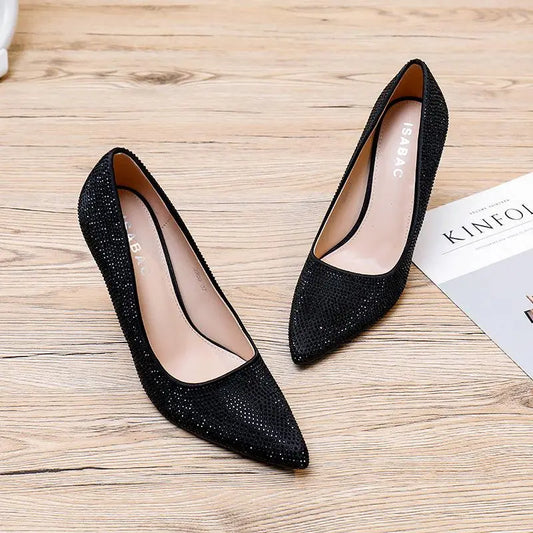 Décolleté a punta ISABAC, realizzate in tessuto satin con dettagli scintillanti strass.

Altezza tacco: 10cm


Dettagli prodotto
• Made in China
• Materiali: Vegano (Materiali sintetici)