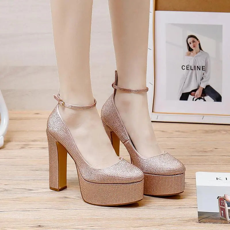 Sandali con tacco alto e plateau ISABAC in glitter con cinturino alla caviglia, realizzato con materiale satin decorato con strass.

Altezza tacco: 10cm


Dettagli prodotto
• Made in China
• Materiali: Vegano (Materiali sintetici)